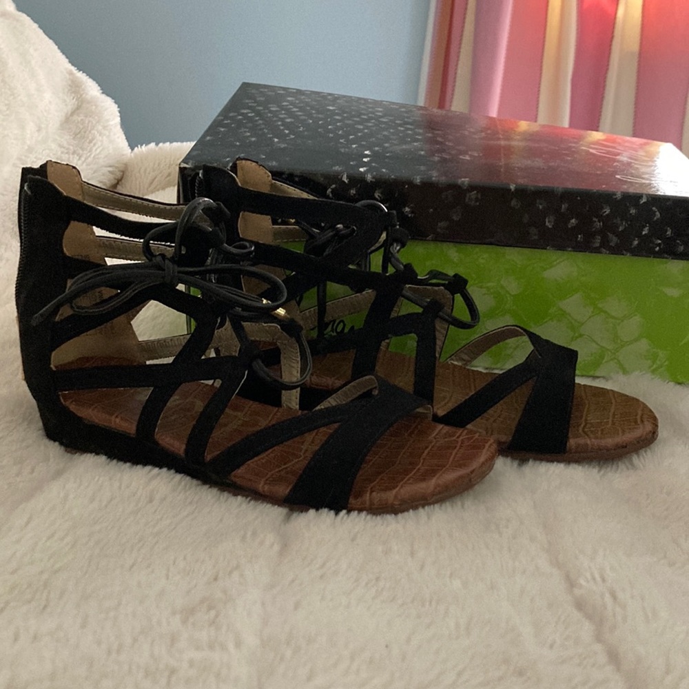 Trendy strappy girls sandals